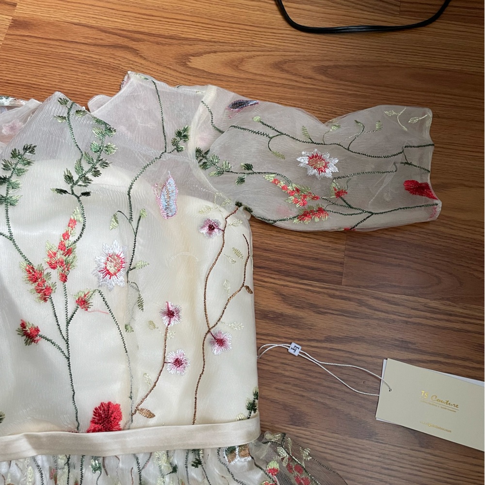 Embroidered tulle floral white dress.